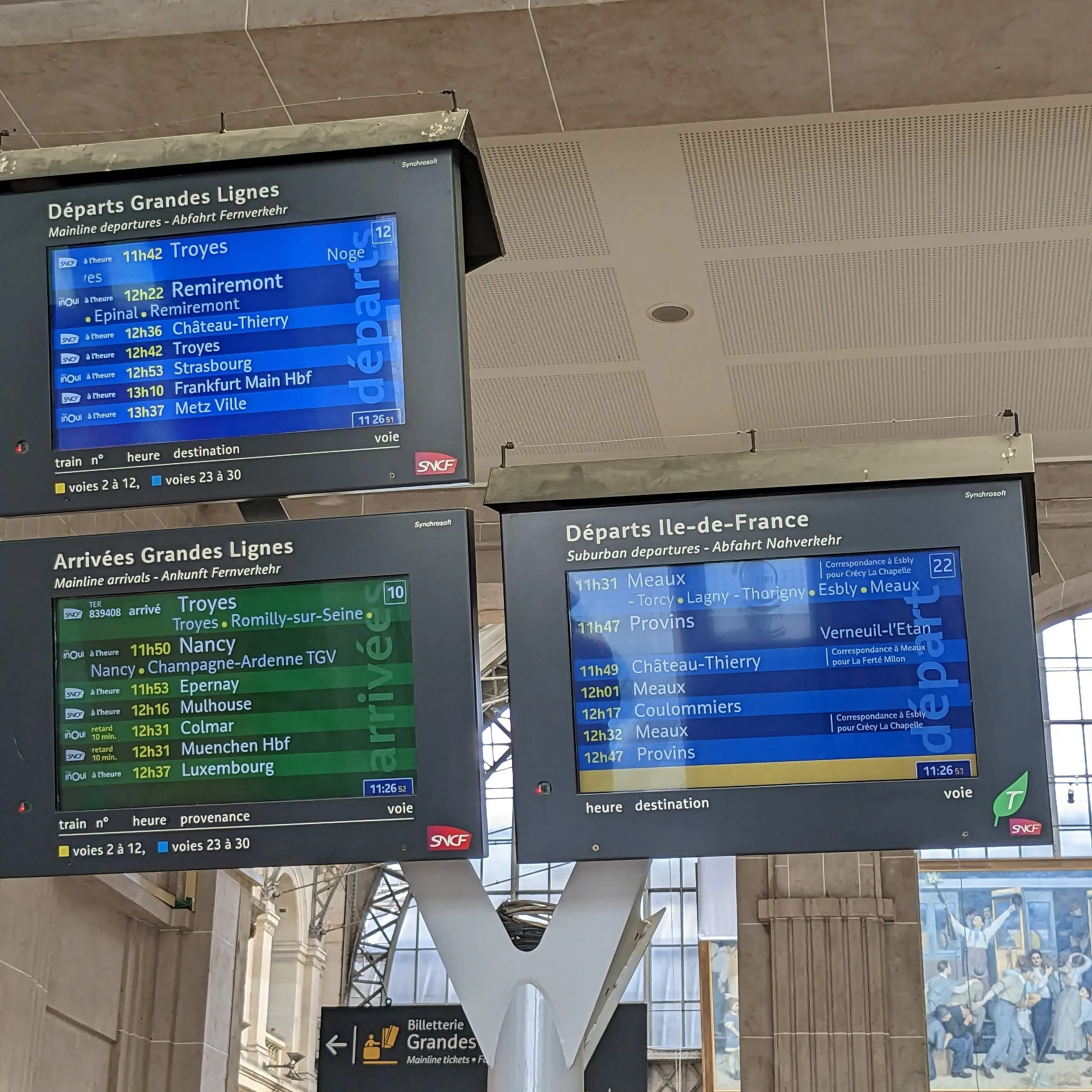 Écran d'information SNCF en temps réel Gare de l'Est à Paris
